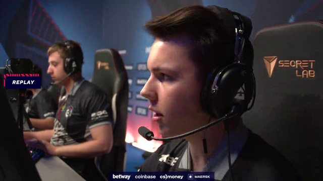 CSGO Pro informs his team there are two enemy's left