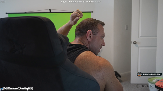 Knut exposes himself to hide a bald spot