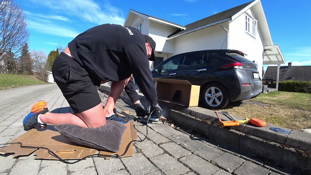 Knut using grinder, causing fire