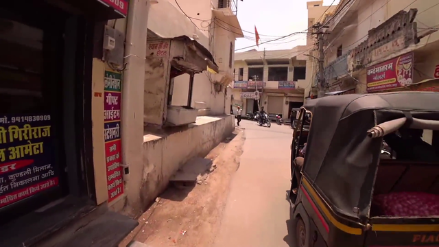 Jay spots the smallest store in India