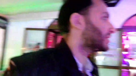 Viewer recognises Reckful's bartender and gets them free shots