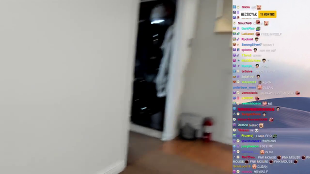 xQc shows off Tyler1's streaming room