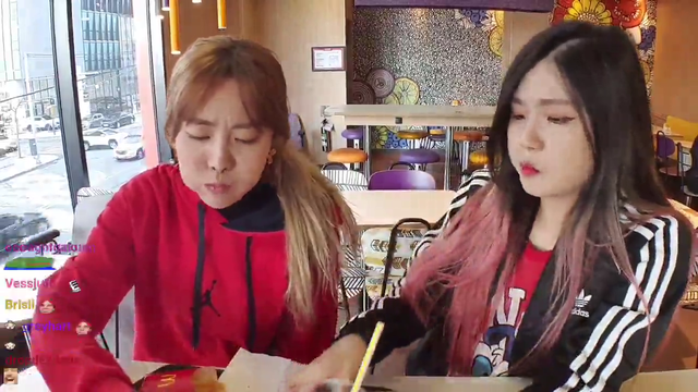 Korean Streamer eats dirty burger