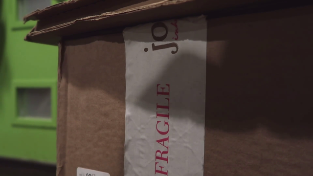 Fairlight_Excalibur gifts Christmas pizza delivery driver $4000, continuing his community's annual tradition for sixth year in a row