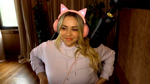 Mia Malkova wants Mizkif and Maya to come visit her Castle!