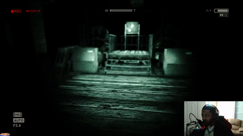 Small streamer plays outlast first time and hears a knocking doesn't know mods are tricking him pepelaugh
