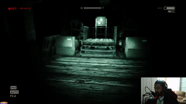 Small streamer plays outlast first time and hears a knocking doesn't know mods are tricking him pepelaugh