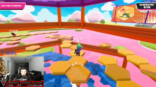 Train falls through the map in fall guys