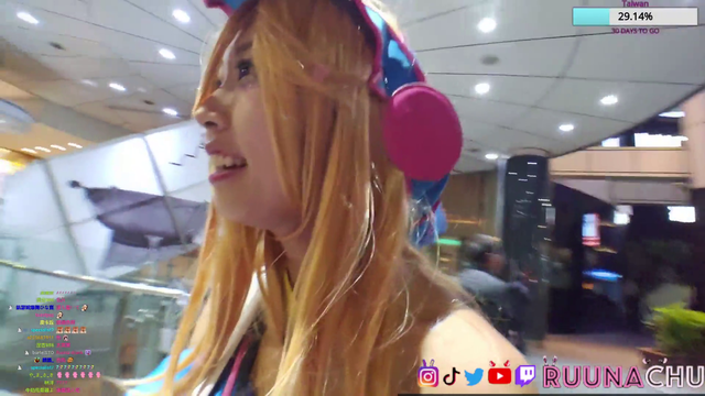 Drunk girl hugging streamer keep saying daijobu被喝醉女生壁咚