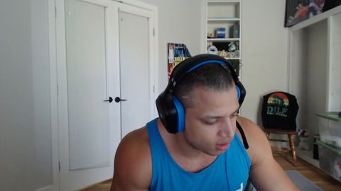 xQc draws a portrait of Tyler1 at twitchcon.