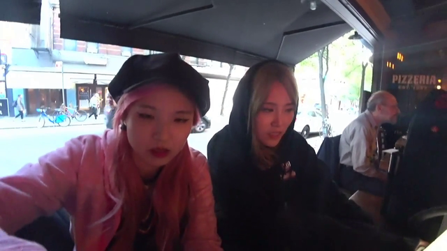Korean Streamer gets stream sniped with a present