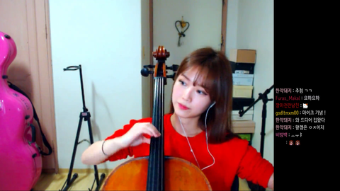 Korean streamer does a Game of Thrones cover with a cello