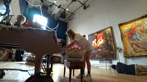 Korean streamer gets invited to a art exhibit preview and plays the piano that they have on display