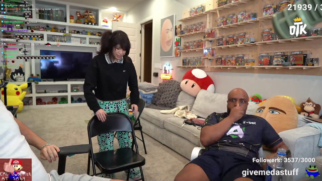 Lacari does the Hot Ones challenge