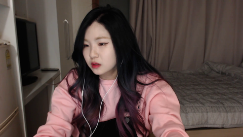 HAchubby checks out her discord voice chat