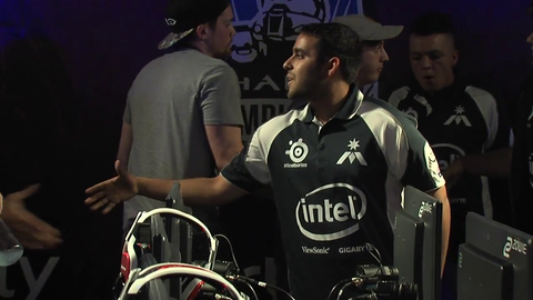 Halo player falls off stage