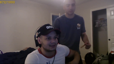 Mizkif showing Erobb advice he recieved about Maya