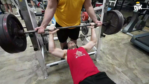 Mizkif almost dies lifting 315lbs Benchpress