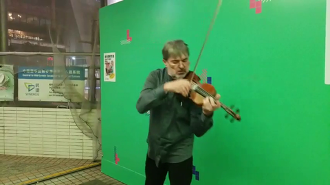 Violin teacher busking on the streets of hong kong (IRL)