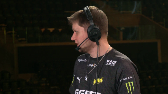 Oldest juicer gives s1mple the MVP trophy