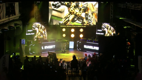 Bumblebee falls off the stage at cosplay show