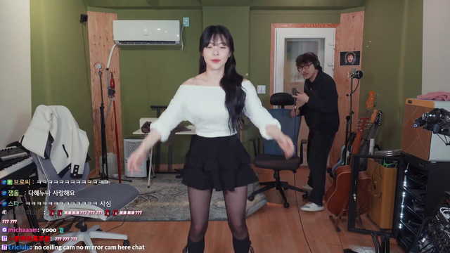 Charming Jo assists the cheerleader Lee Dahye