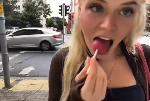 Bbeckyg while in Turkey accidentally dropped her lollipop when a viewer pulled out extra lollipops 🍭