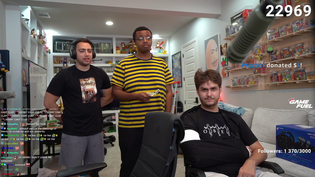Mizkif promotes Senny after his injury