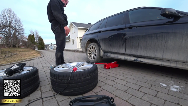 Knut is changing tires