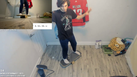 Small streamer gets the world record for the longest time on a balancing board without stepping off