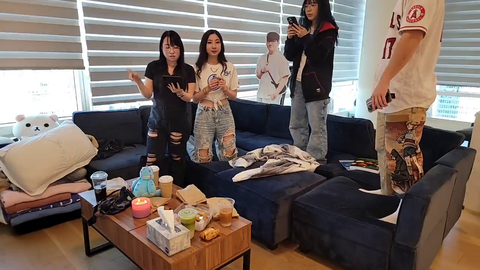 Natsumiii, Lilypichu, Ludwig & Fuslie singing practice for QT Holiday concert