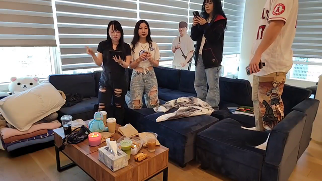 Natsumiii, Lilypichu, Ludwig & Fuslie singing practice for QT Holiday concert