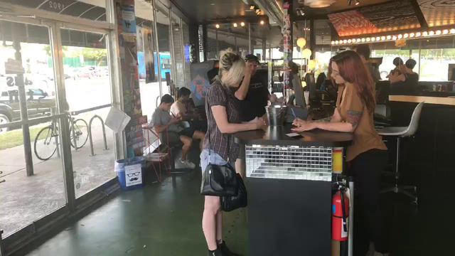 KKona don't want to be recorded and gives Reckful the finger