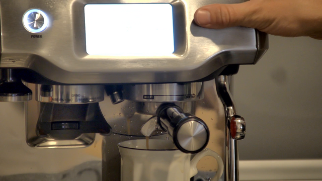 James Hoffmann of twitch pulls the perfect espresso shot