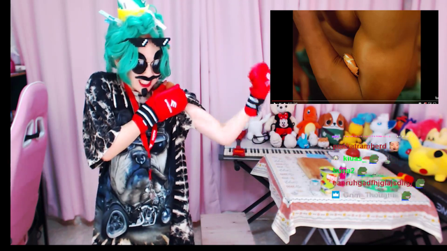 Korean Streamer breaks an egg with her biceps