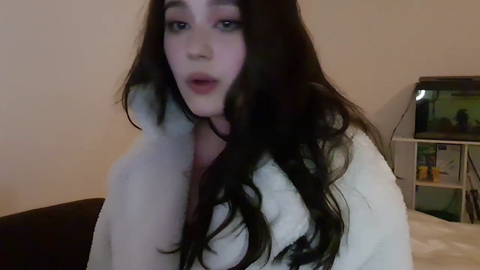 JadeyAnh ends stream after stalker orders 25 Pizzas and calls Police under her name