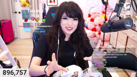 Emiru Notices How She, Mizkif and Austin Interact With Mirrors