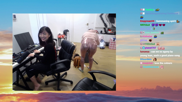 Lilypichu and Amouranth concert