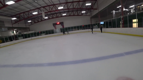Nmplol vs FanFan in an ice-skating race