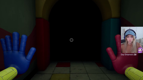 Streamer discovers the horrors of "Poppy's Playtime Chapter 1" for the first time.