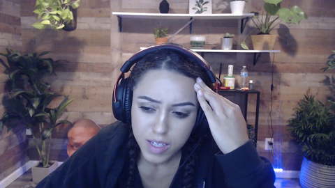 Tyler1's girlfriend has some mic trouble