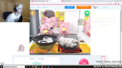 xQcOW Gets Scammed by playing a Japanese Crane Game.