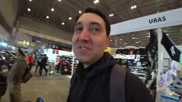 Guys lock themselves out of their show car at Tokyo Auto Salon