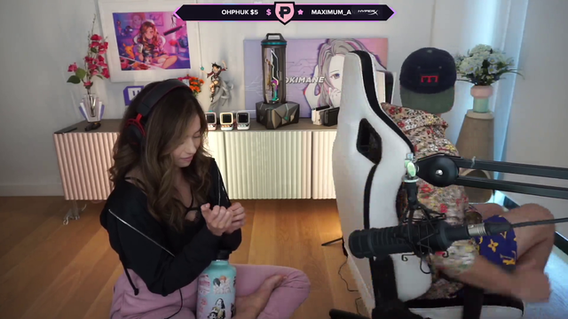 Mizkif thinks Poki's decorative knife is cool