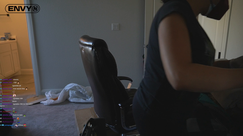 Maid accidentally starts Minx stream while cleaning