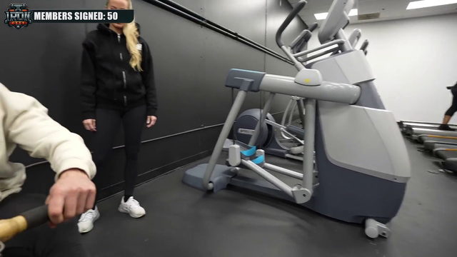 Knut hits his head on the wall while rowing