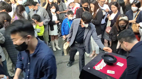wholesome dono for a street magician