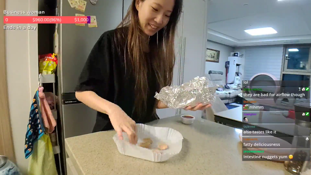 streamer cooks food on the first day after moving to the parents' house