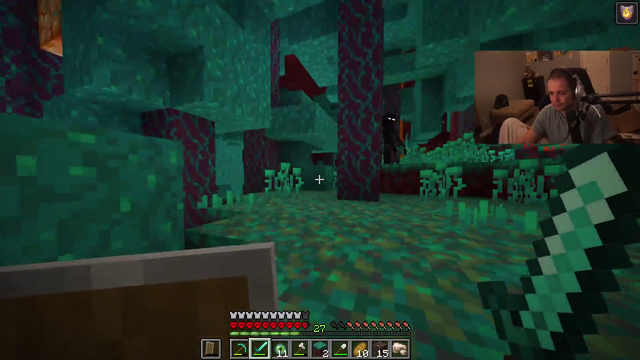 erobb lags + get his shield destroyed at the worst time in hardcore minecraft