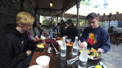 Sykkuno offers xQc fruits